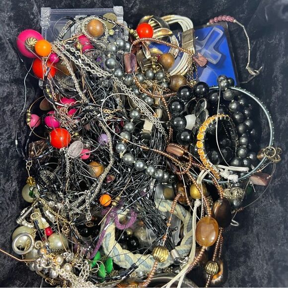 5 pound scoop of craft jewelry vintage to current for repurpose - Picture 4 of 12